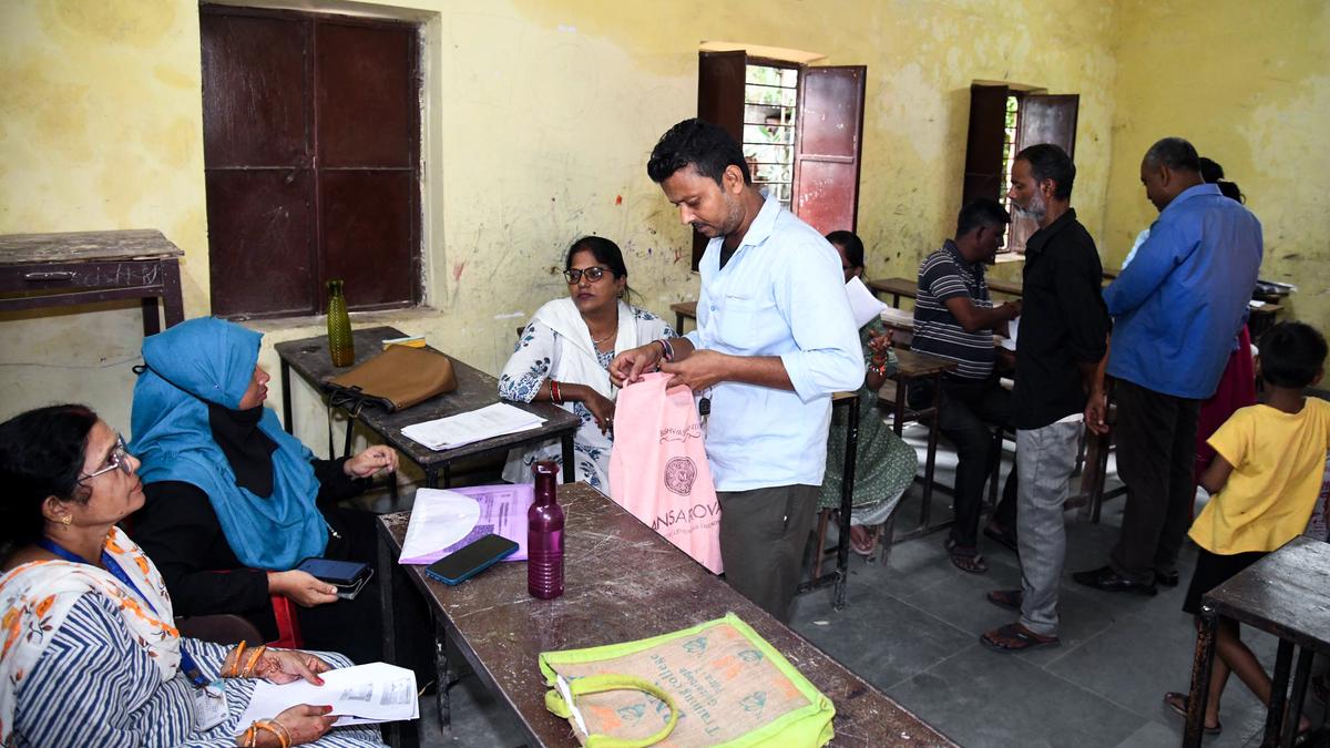 SC to continue Bihar SIR hearing today; Aadhaar accepted as 12th document for SIR | LIVE