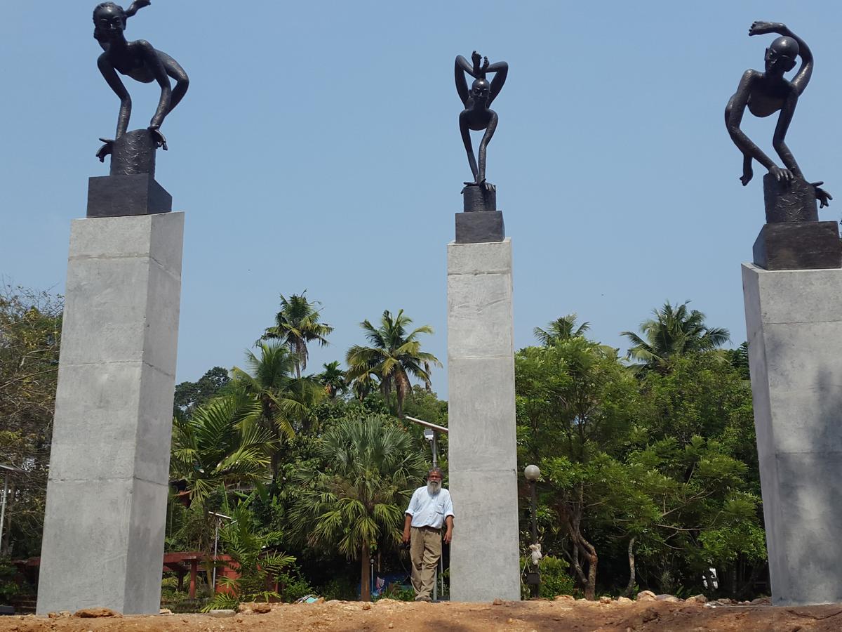 Beeldhouwer KS Radhakrishnan en zijn werken in brons in het stadspark in Kottayam