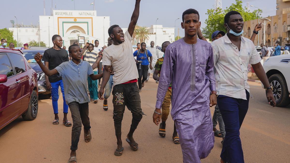 Niger's presidential guard surrounds leader's home in what African organisations call a coup attempt