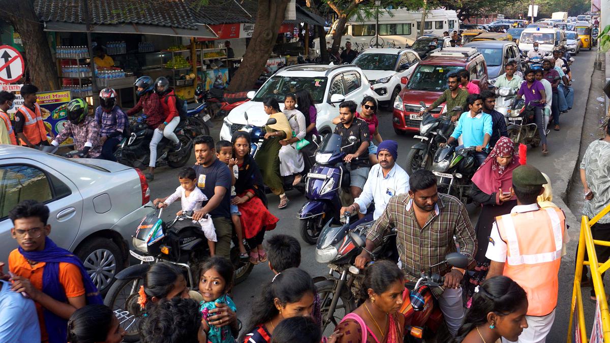 Roads see heavy traffic as tourists flock to Puducherry for New Year celebrations