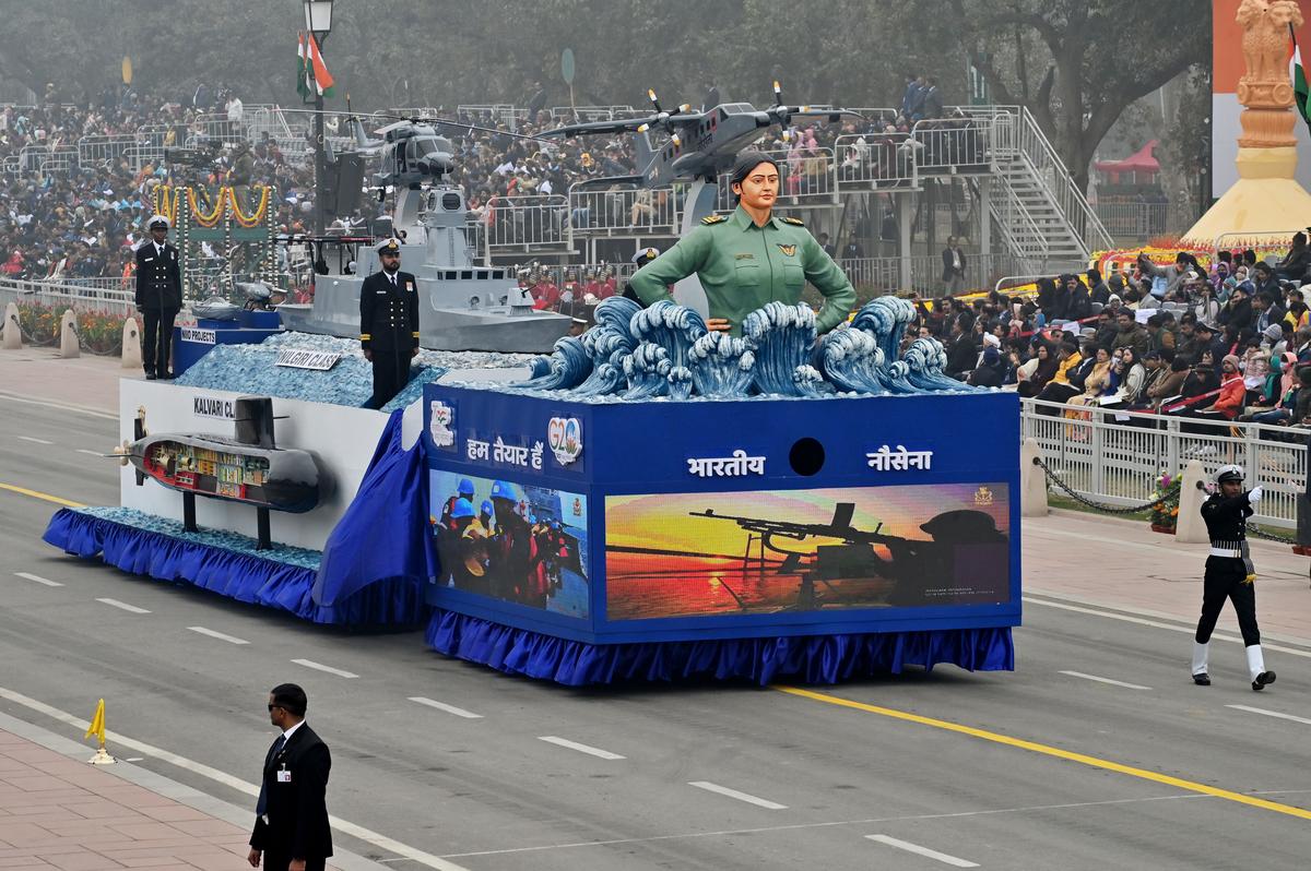 26 जनवरी, 2023 को नई दिल्ली में 74वें गणतंत्र दिवस समारोह के दौरान भारतीय नौसेना की झांकी, 'भारतीय नौसेना-लड़ाकू तैयार, विश्वसनीय, एकजुट और भविष्य के सबूत' विषय को दर्शाती हुई, कर्तव्य पथ से गुजरती है।