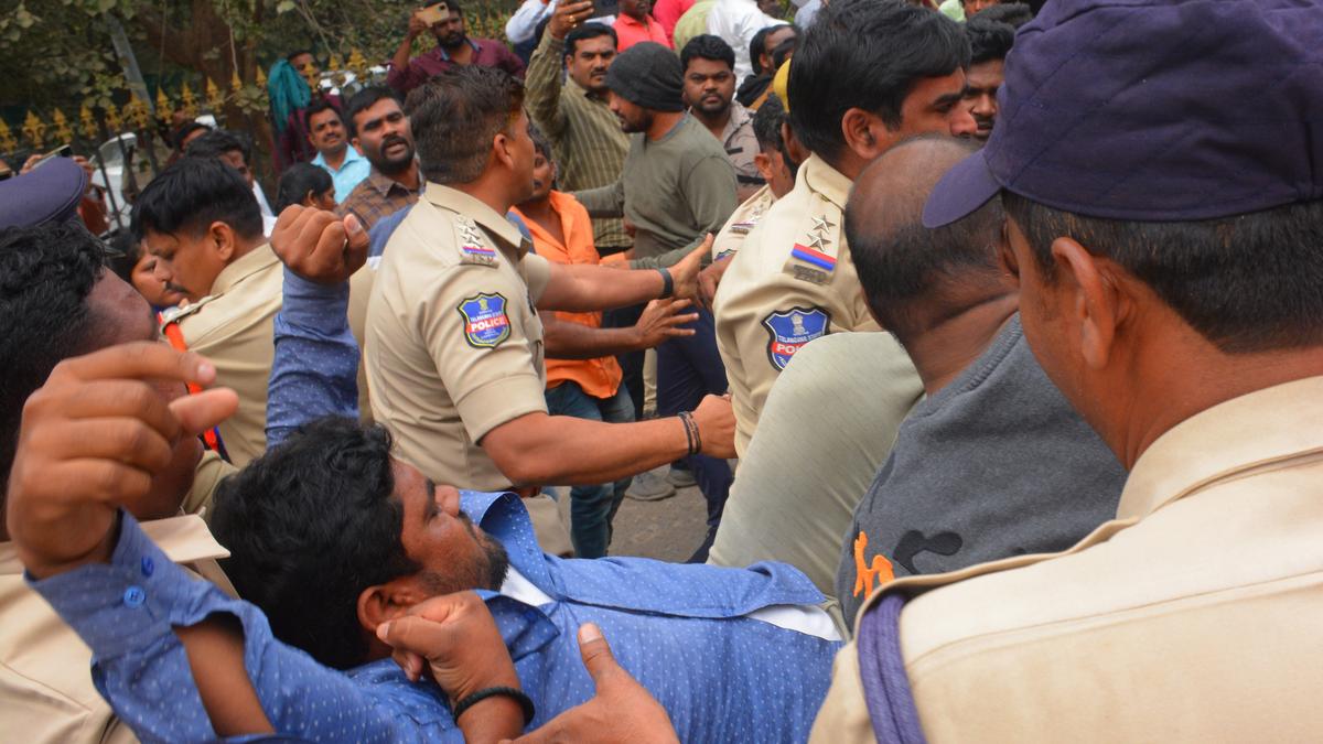 Victim’s kin protest against Police inaction in identifying accident victim and informing them