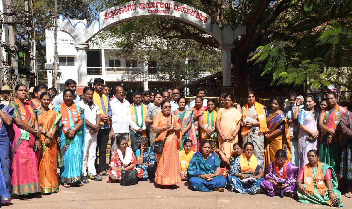 BJP stages protest for second day over police 'disrobing' woman during  arrest - The Hindu