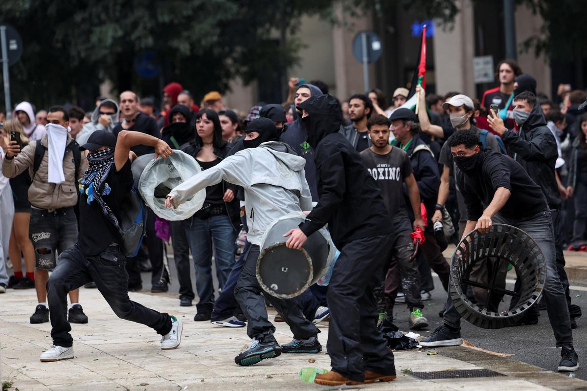 Protesters prepare to throw objects during clashes with police officers outside Milano Centrale railway station, during a demonstration that is part of a nationwide “Let’s Block Everything” protest in solidarity with Gaza, with activists also calling for a halt to arms shipments to Israel, in Milan, Italy September 22, 2025.