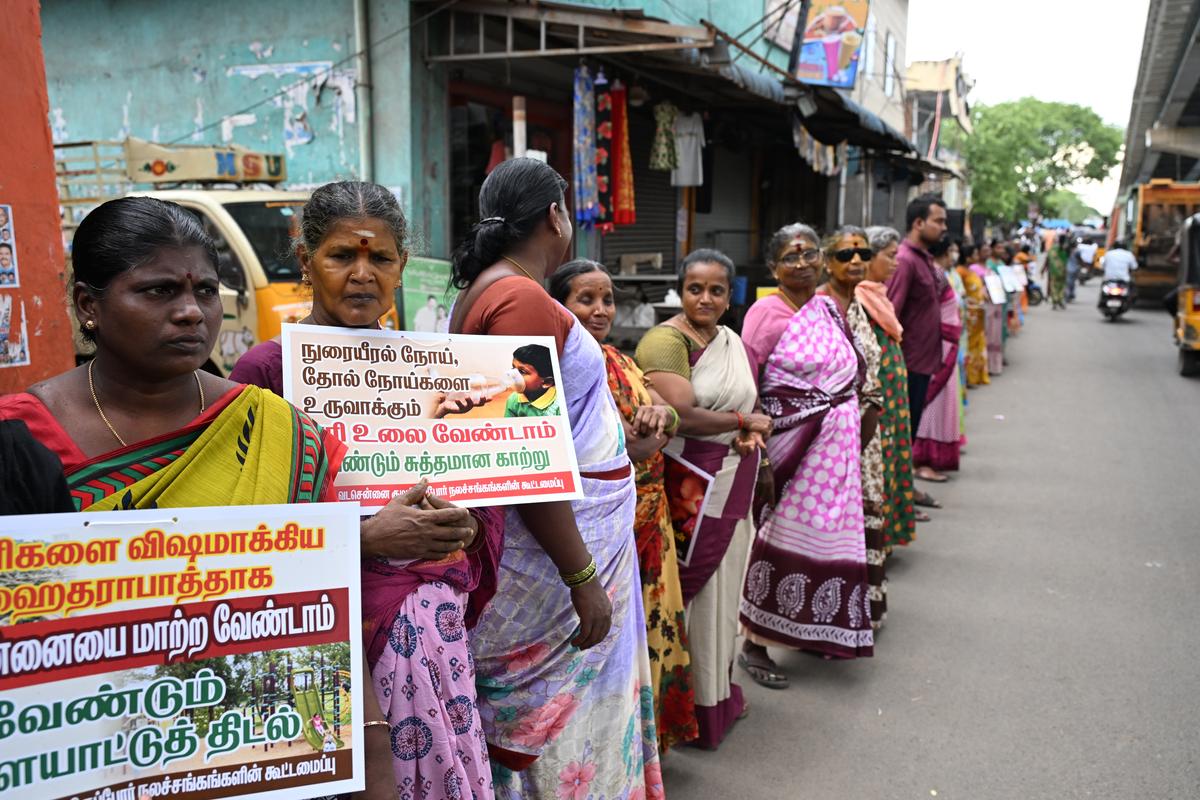 Residents under the Federation of North Chennai Residents Association form a human chain at Kodungaiyur in May 2025