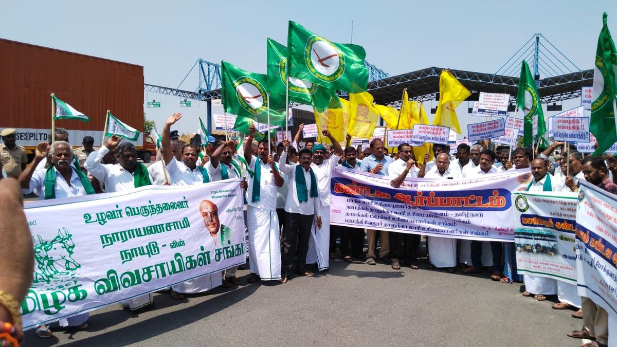 Truck owners stage protests against toll fee hike in Salem, Namakkal