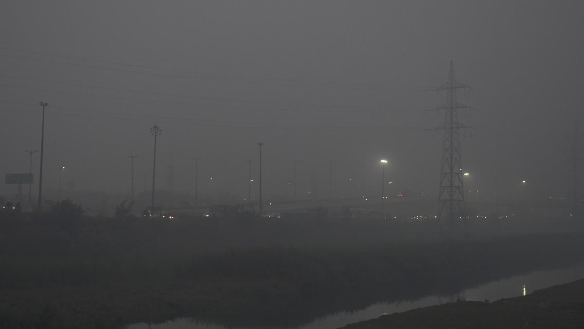 Fog blankets Delhi; flights, trains delayed due to low visibility