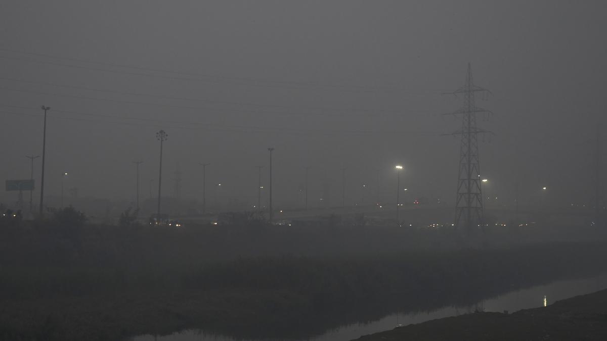 Fog blankets Delhi; flights, trains delayed due to low visibility