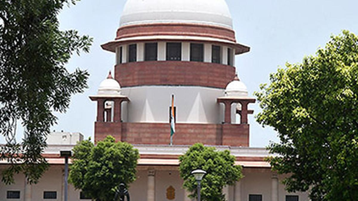 SC asks CBI to produce charge sheet, police records in Vivekananda Reddy murder case