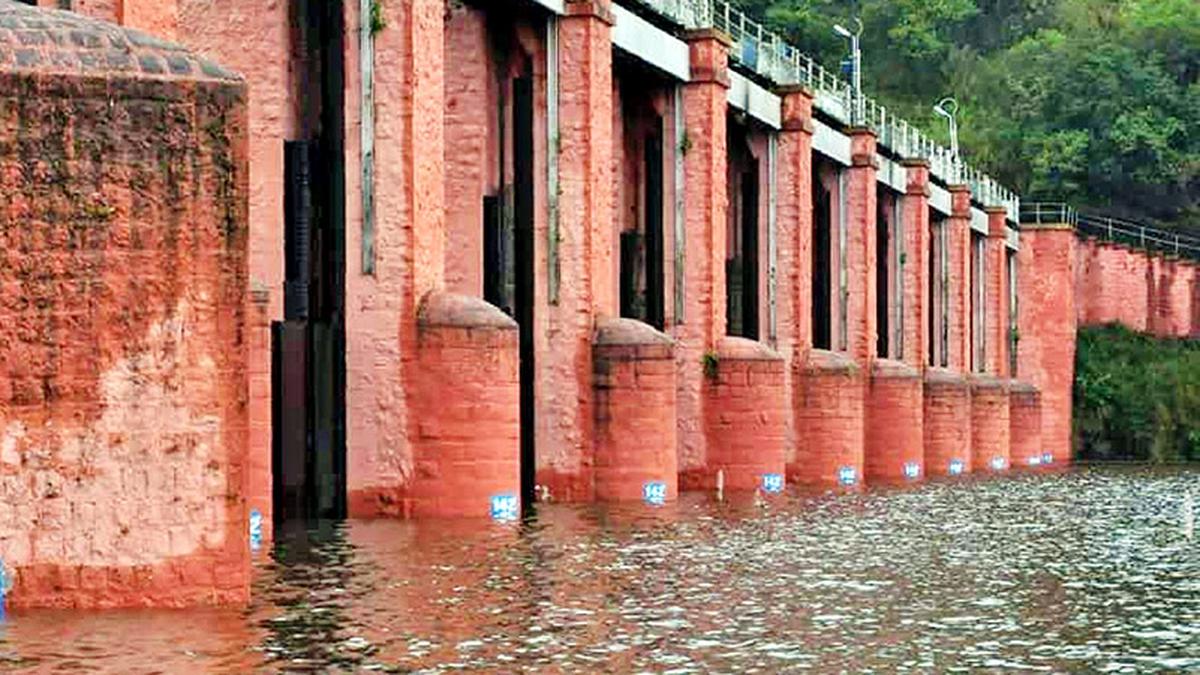 Water level in Mullaperiyar dam stands at 131.55 feet