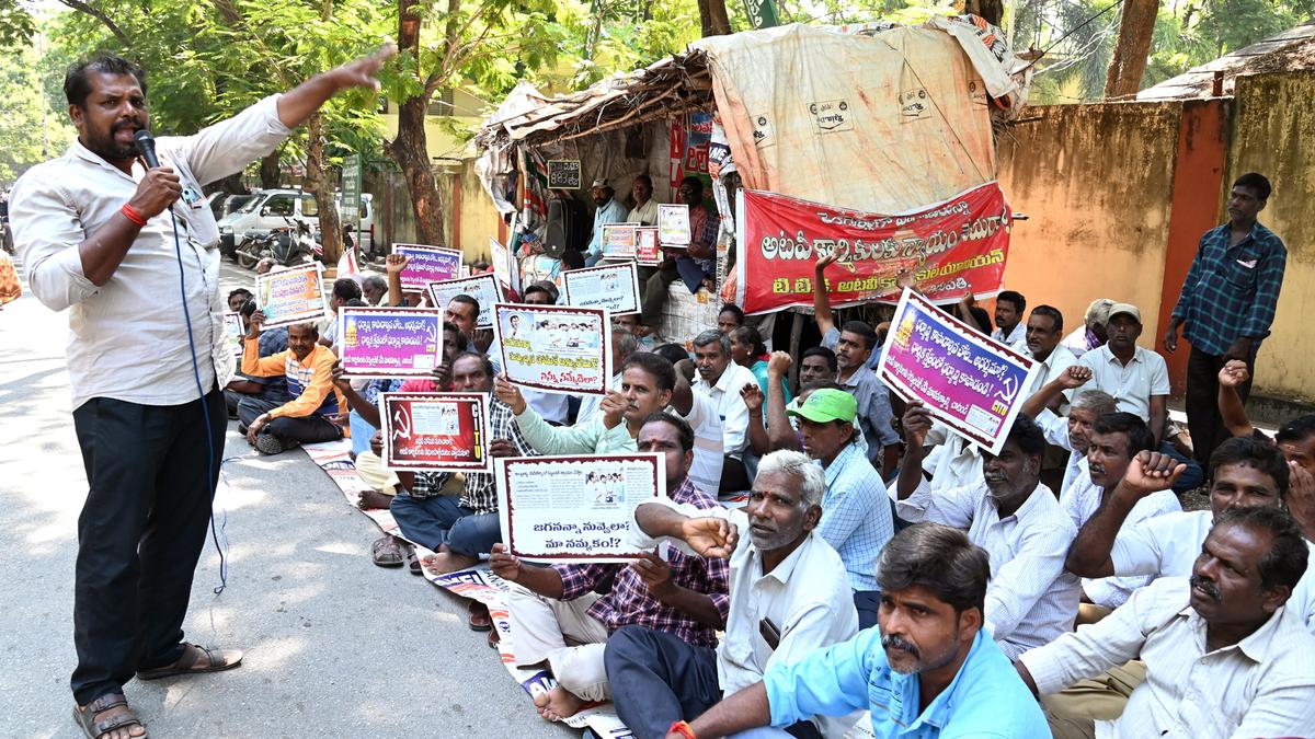 Relay hunger strike by TTD forest workers enters 885th day