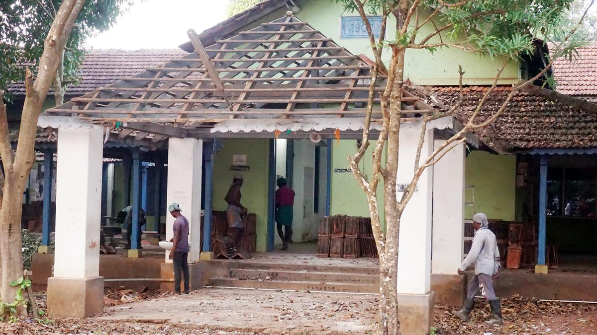 Demolition of historic Kannur munsiff court building begins