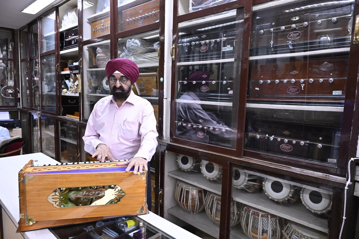 Jaspal Singh at Lahore Music House, Daryaganj Jaspal Singh at Lahore Music House, Daryaganj