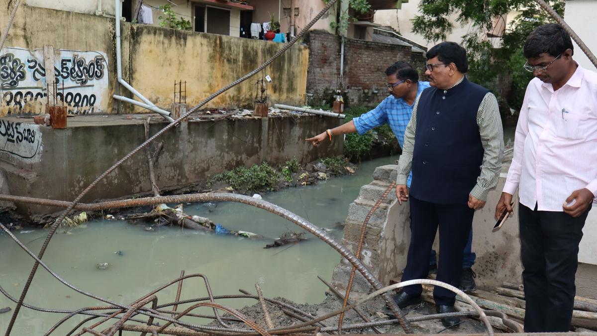 Worker killed as under-construction culvert collapses in Guntur
