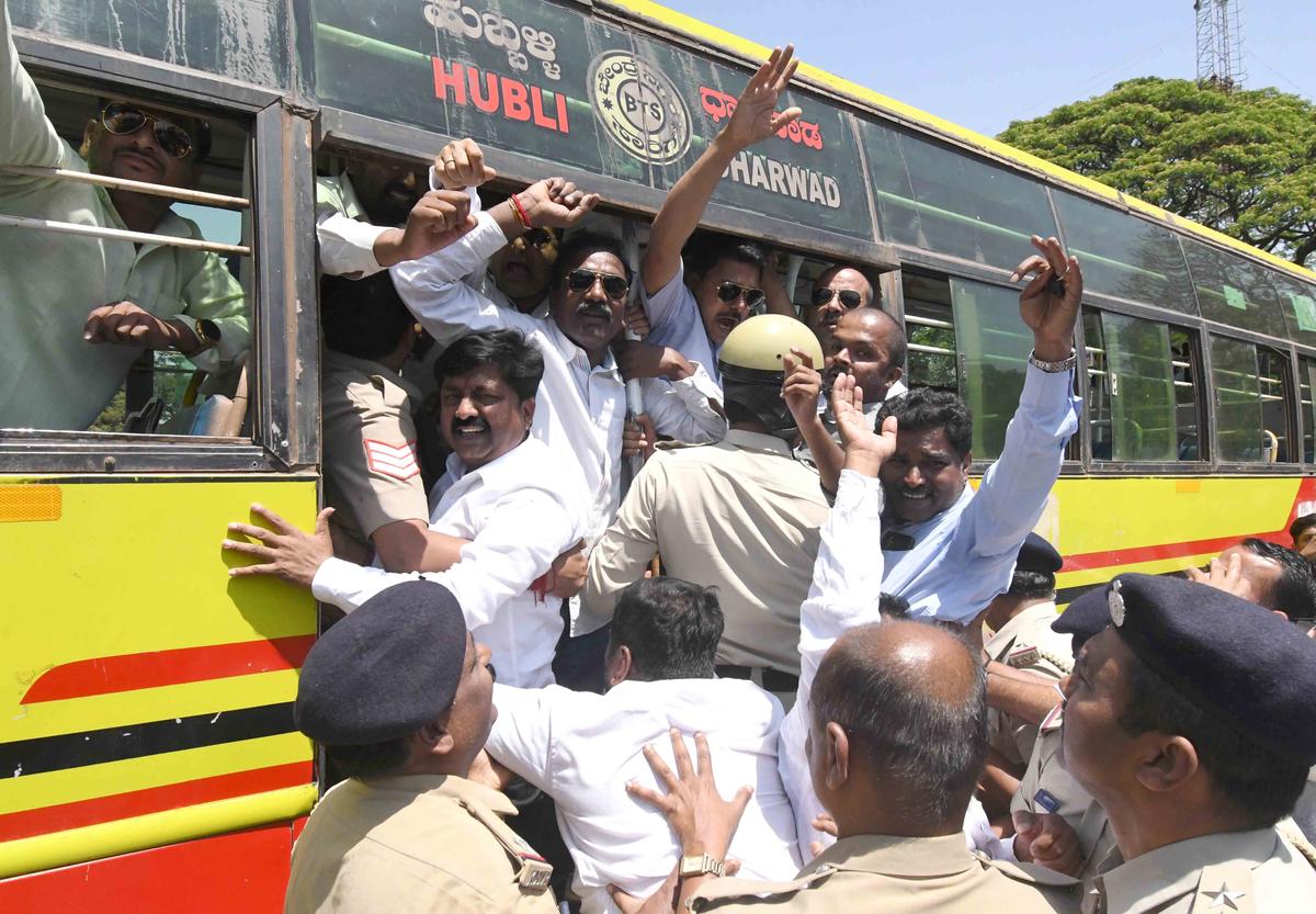 धारवाड़ धवानी के सदस्यों और अन्य लोगों को गुरुवार को हिरासत में लिया गया था जब वे विरोध कर रहे थे।
