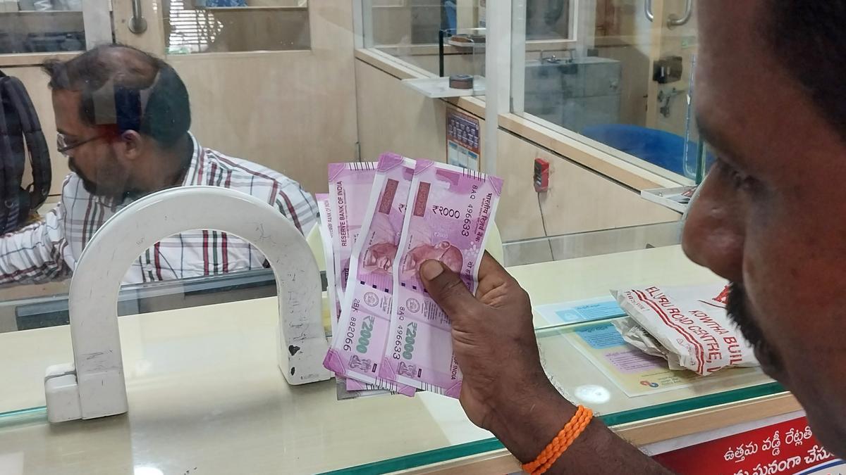 First day of ₹2,000 note exchange: small queues seen at some branches