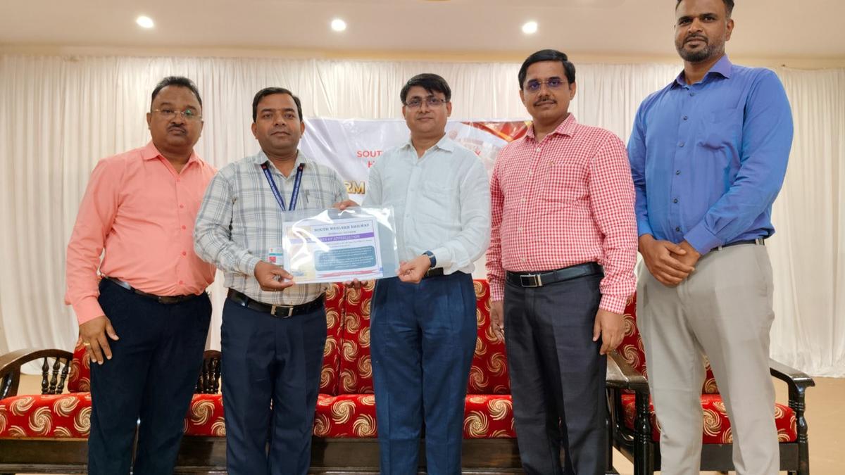 Safety awards conferred on 59 employees of Southern Western Railway Hubballi Division