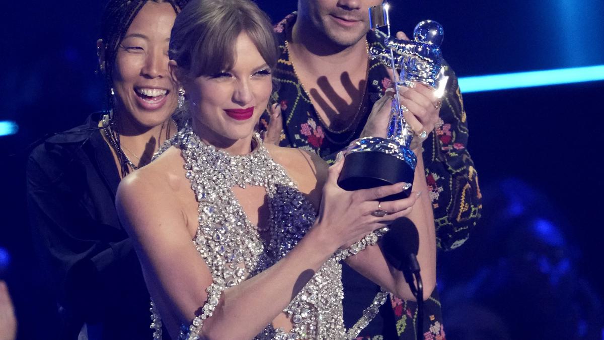 Taylor Swift announces new album at MTV VMAs