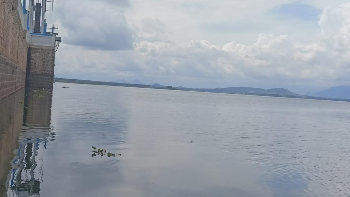 Water level in Mullaperiyar dam stands at 130.05 feet