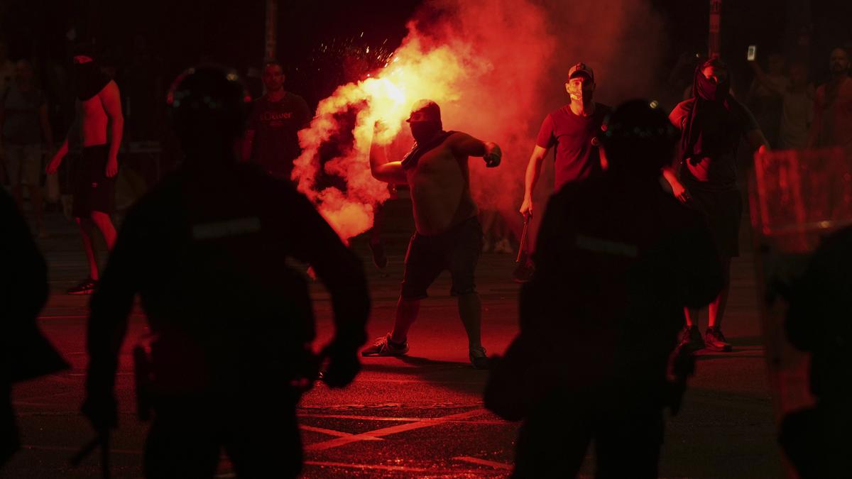 https://th-i.thgim.com/public/incoming/szqtww/article69944957.ece/alternates/LANDSCAPE_1200/APTOPIX_Serbia_Protests_75625.jpg