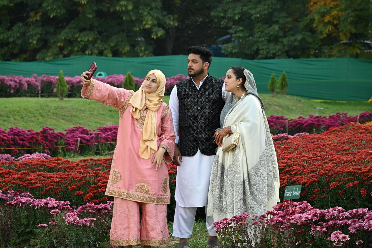 Tourists enjoy near Chrysanthemums Autumn Flower at the new upcoming Theme Park Zabarwan hills in Srinagar, on October 23, 2025. 