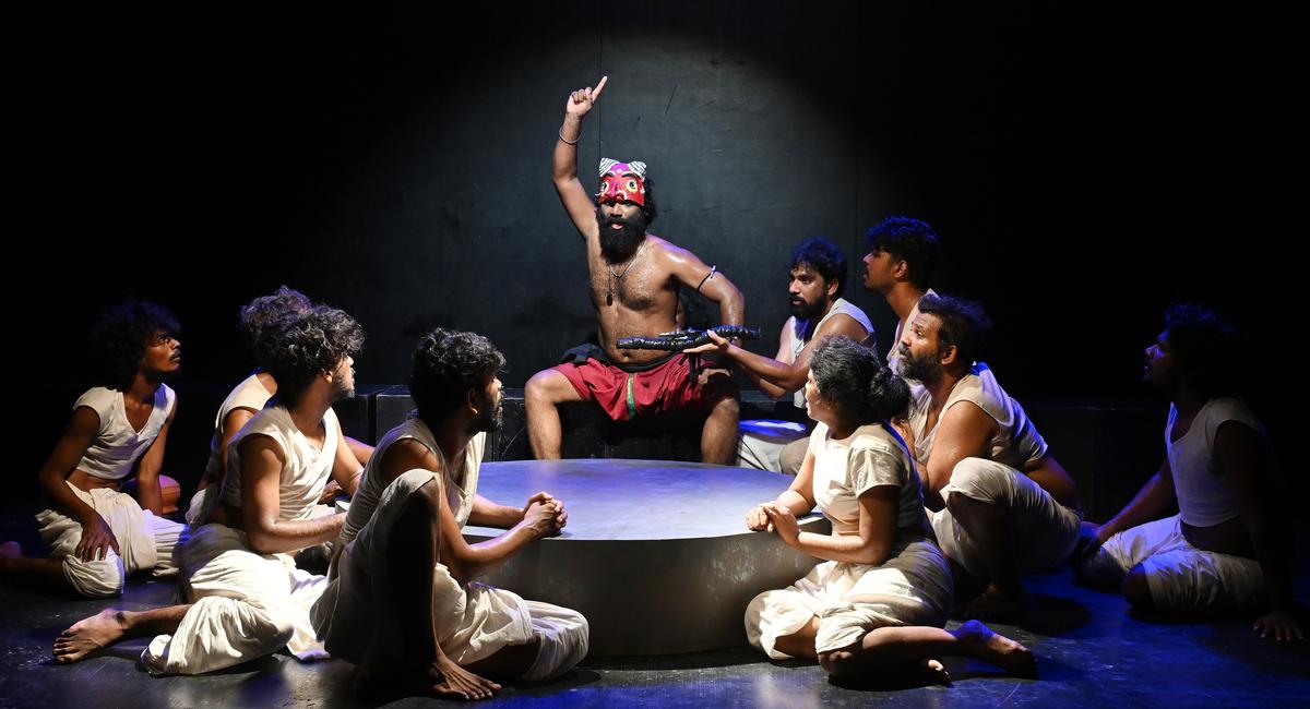 Através de imagens recorrentes, a peça Tamil de Koothu-p_Pattarai, Pataliputhram, examina a alienação, o absurdo da existência diária e a luta pela identidade individual.