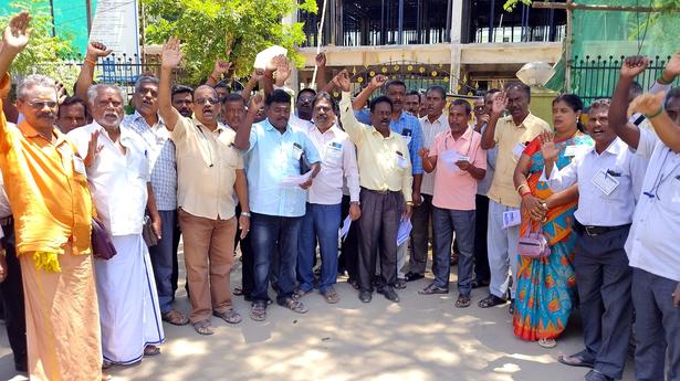 LIC agents stage protest in support of their demands