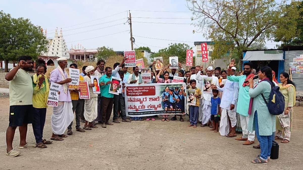 Villagers protest in Hunasi Hadagil against merger of govt. schools