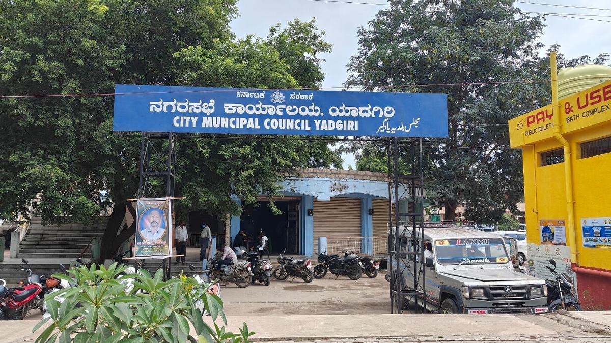Congress seeks disqualification of four of its members from Yadgir CMC for violating whip 