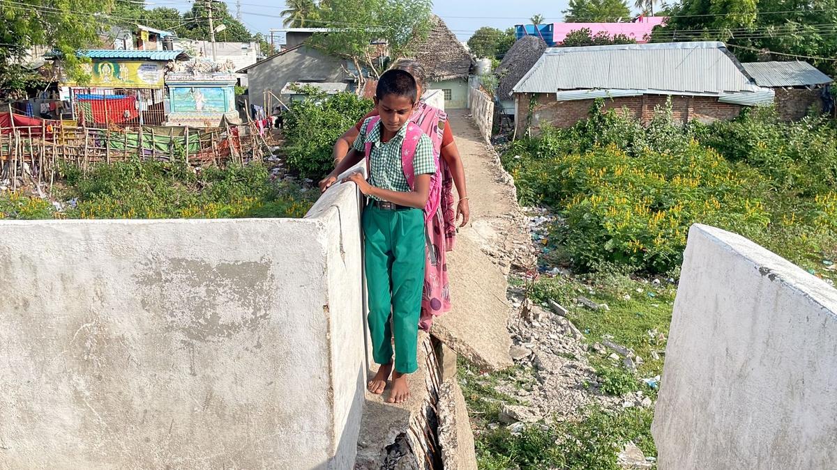 Hundreds negotiate damaged footbridge everyday in fear