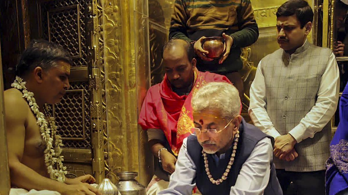विदेश मंत्री S जयशंकर ने भगवान महाकाल के दर्शन कर लिया आशीर्वाद- External Affairs Minister S Jaishankar took blessings from Lord Mahakal