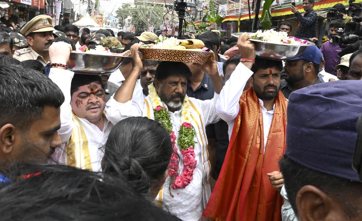 Telangana Deputy CM Mallu Bhatti Vikramarka, Telangana Minister Ponnam Prabhakar and MP Anil Kumar Yadav participating in the Bonalu festival at Lal Darwaza Simhavahini Mahankali Temple in Hyderabad on Sunday. Telangana Deputy CM Mallu Bhatti Vikramarka, Telangana Minister Ponnam Prabhakar and MP Anil Kumar Yadav participating in the Bonalu festival at Lal Darwaza Simhavahini Mahankali Temple in Hyderabad on Sunday.
