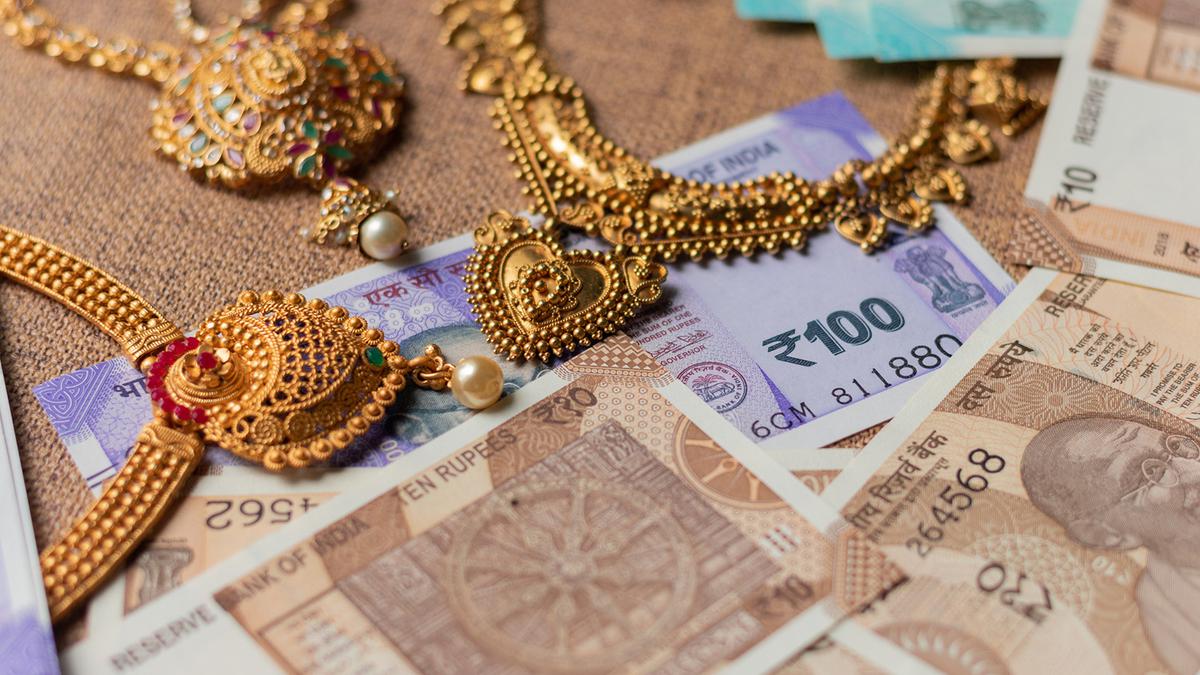 HC issues non bailable arrest warrants against three bank managers in connection with a gold loan scam