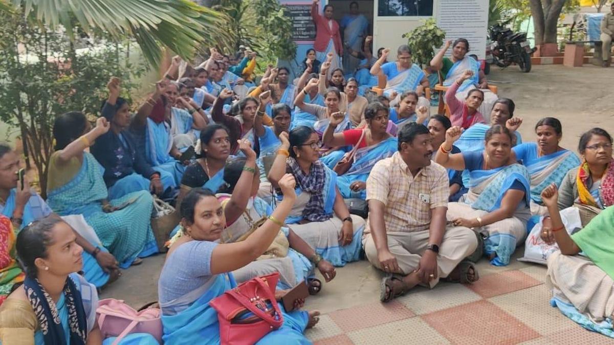 Left parties condemn &lsquo;illegal arrest&rsquo; of Anganwadi workers during Vijayawada protest