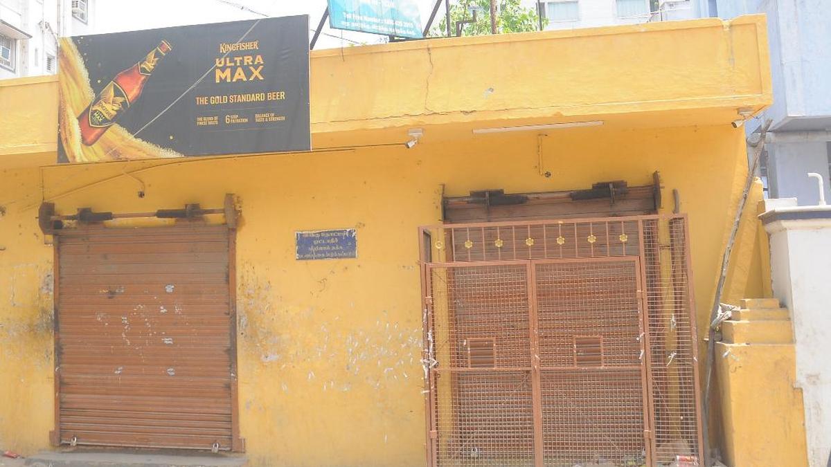 TASMAC employees shut liquor outlets in Tiruchi opposing bottle buyback scheme