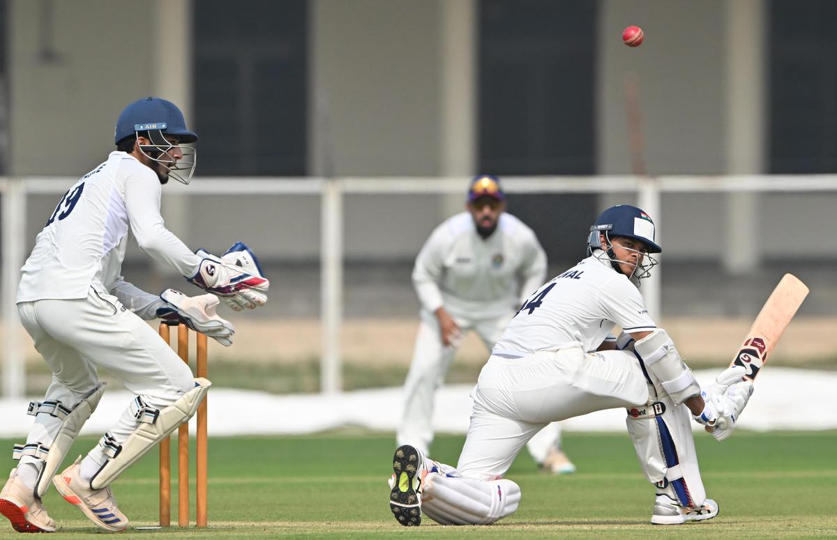 El bateador de Mumbai, Jaiswal, juega un tiro durante el partido del Trofeo Ranji contra Rajasthan. El bateador de Mumbai, Jaiswal, juega un tiro durante el partido del Trofeo Ranji contra Rajasthan.