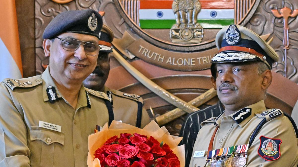 https://th-i.thgim.com/public/incoming/t3y69x/article70015029.ece/alternates/LANDSCAPE_1200/DGP%20SHANKAR%20JIWAL%20POLICE%20IPS%20G%20VENKATRAMAN%20TO%20CHARGE%20_04.jpg