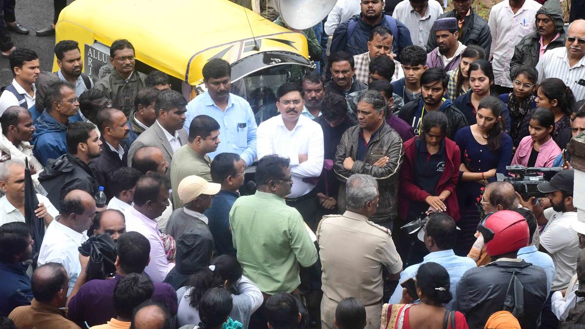 Students, staff observe bandh, stage protest seeking adequate funds for Karnatak University