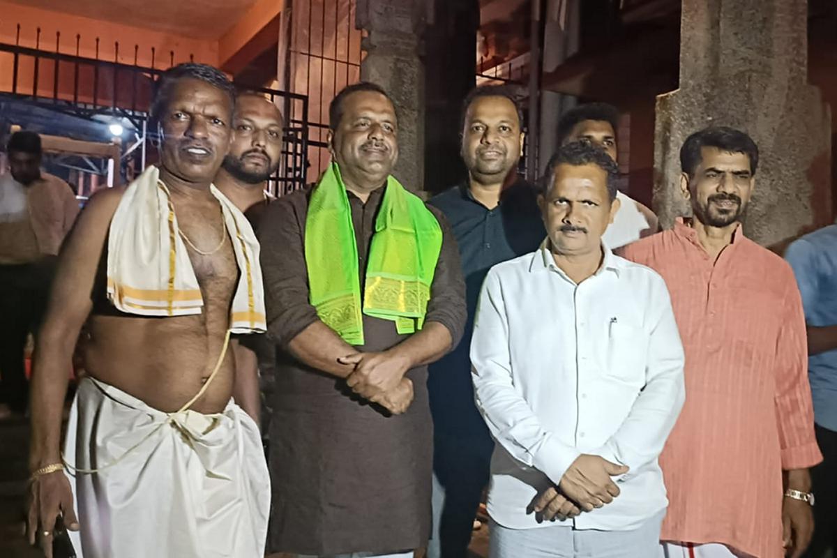 Speaker U.T. Khader visited Sri Krishna mutt on the night of September 6 for a darshan of Lord Krishna during janmasthami celebrations. 