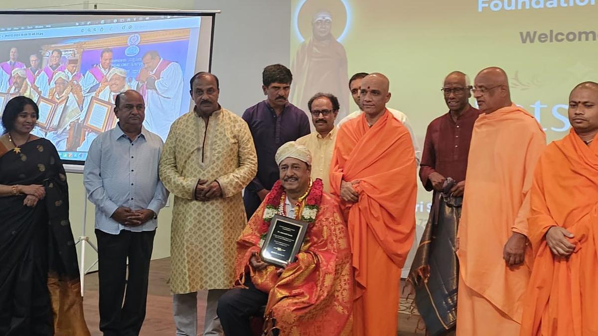 Adichunchanagiri seer felicitates Amarnath Gowda in Austin