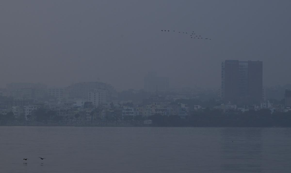 A blanket of smog cover Hussain Sagar-Tank Bund route in Hyderabad on Sunday (November 3, 2024).