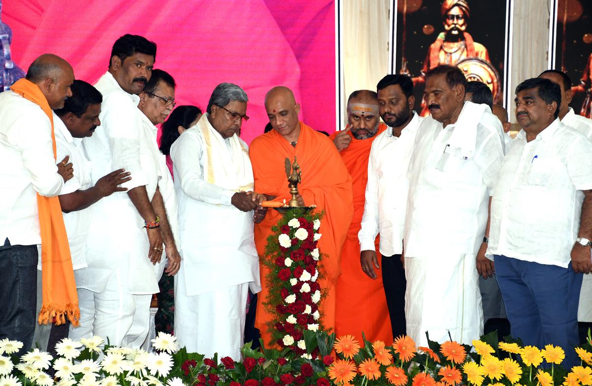 Chief Minister Siddaramaiah, Ministers K.N. Rajanna and Shivaraj Tangadagi, Adichunchanagiri Mutt seer Nirmalanandanatha Swami and others participate in Kempe Gowda Jayanti programme in Hassan on Tuesday. 