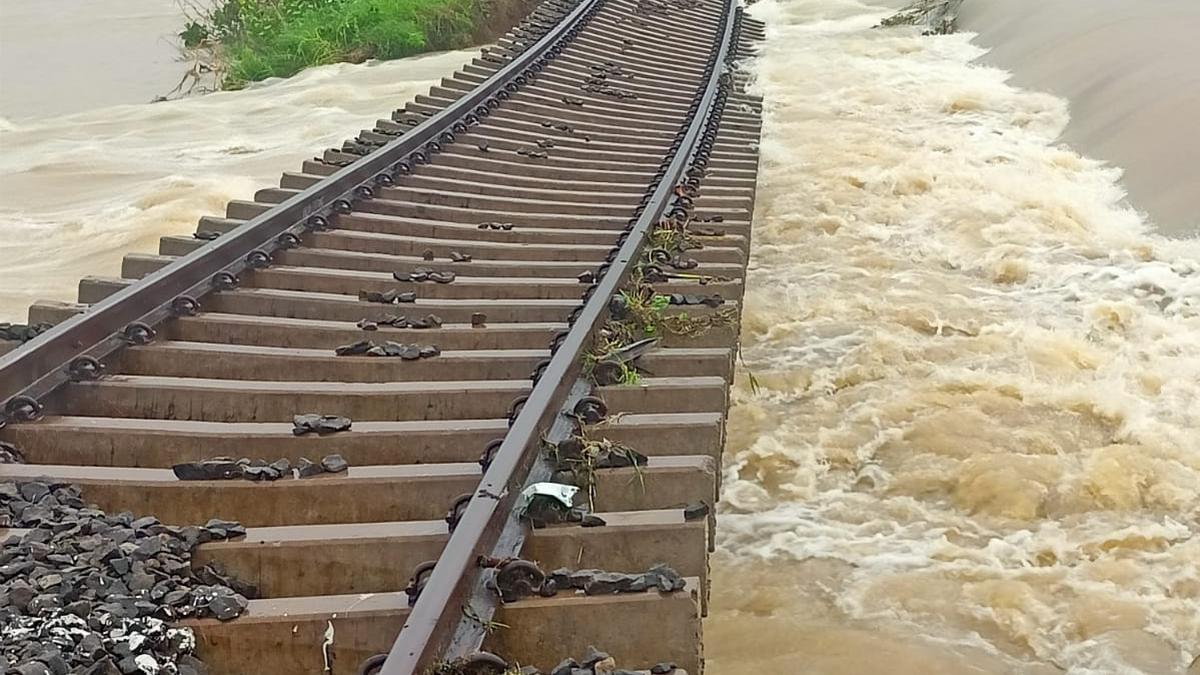 T.N. Rains | Rescue team, food reaches stranded passengers at Srivaikuntam railway station