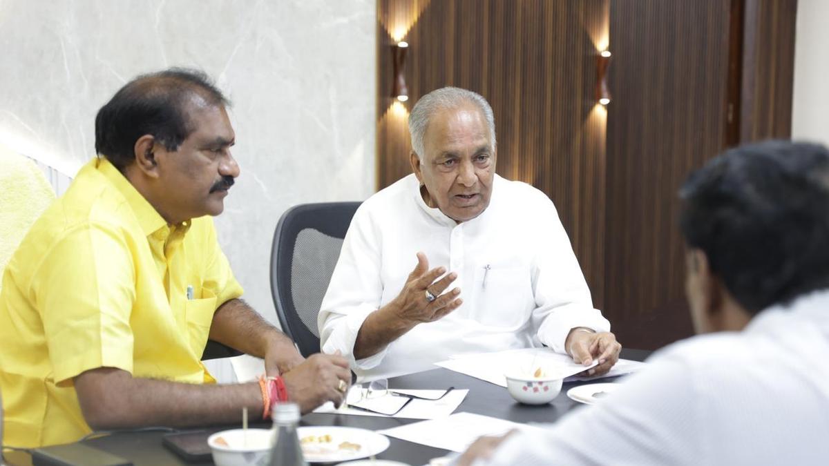 Boseraju holds talks with Andhra Pradesh Ministers on bridge-cum-barrage