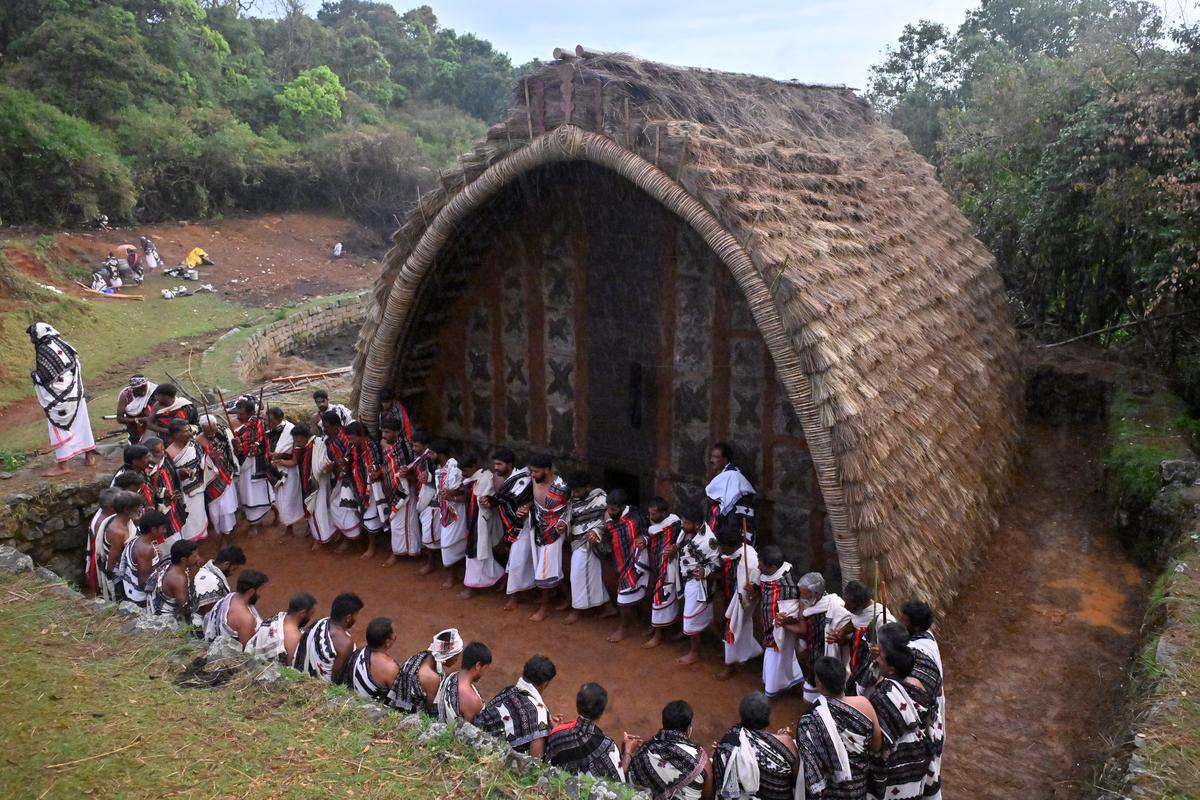 फिर से खोज करने के बाद वे एक सर्कल में खड़े होते हैं और प्रार्थना करते हैं 