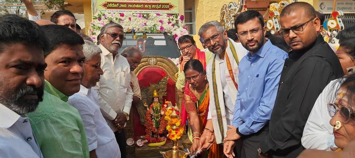 Os trabalhadores da ASHA e anganawadi realizaram um puja antes que a carruagem fosse sinalizada pelo vice-comissário Nitish K., em Raichur, em 1º de fevereiro de 2026.