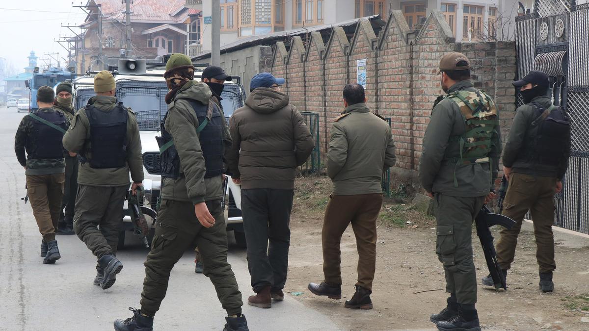 Security forces launch search operation in Srinagar