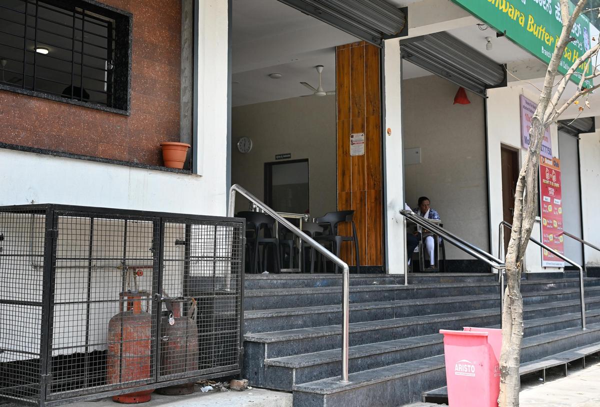 In Shivamogga, hoteliers are experiencing a disruption in supply of commercial has cylinders in view of the war in West Asia.