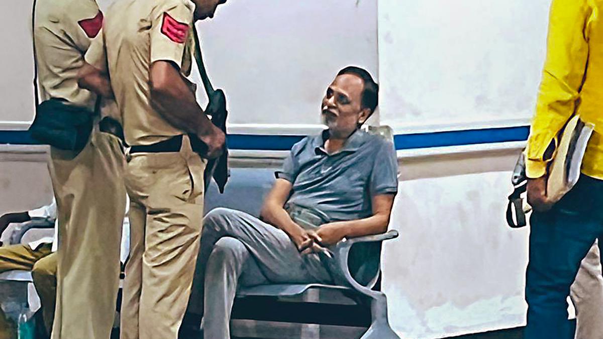 Satyendar Jain taken to Safdarjung Hospital