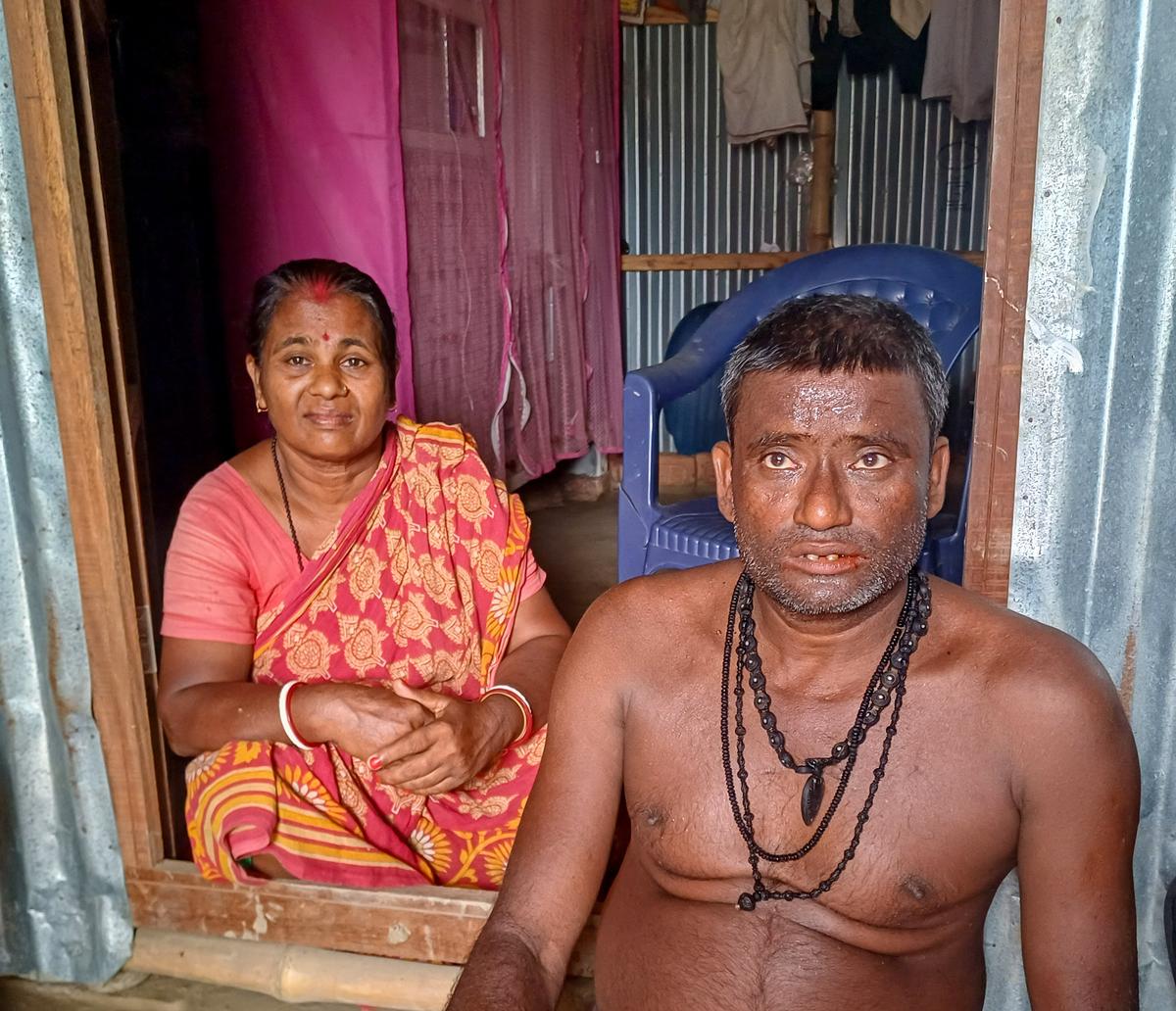 Pushpa and Nishikanta Biswas, the parents of Manishankar Biswas and Nirmal Biswas, who were arrested by the Maharashtra police allegedly on suspicion of being Bangladeshi nationals.  Pushpa and Nishikanta Biswas, the parents of Manishankar Biswas and Nirmal Biswas, who were arrested by the Maharashtra police allegedly on suspicion of being Bangladeshi nationals.